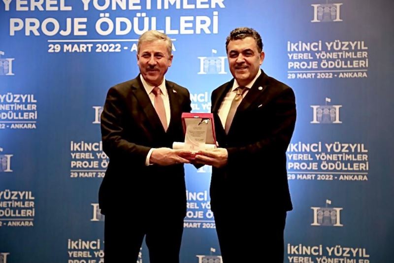 BAŞKAN DEMİR’E BÜYÜK ÖDÜL