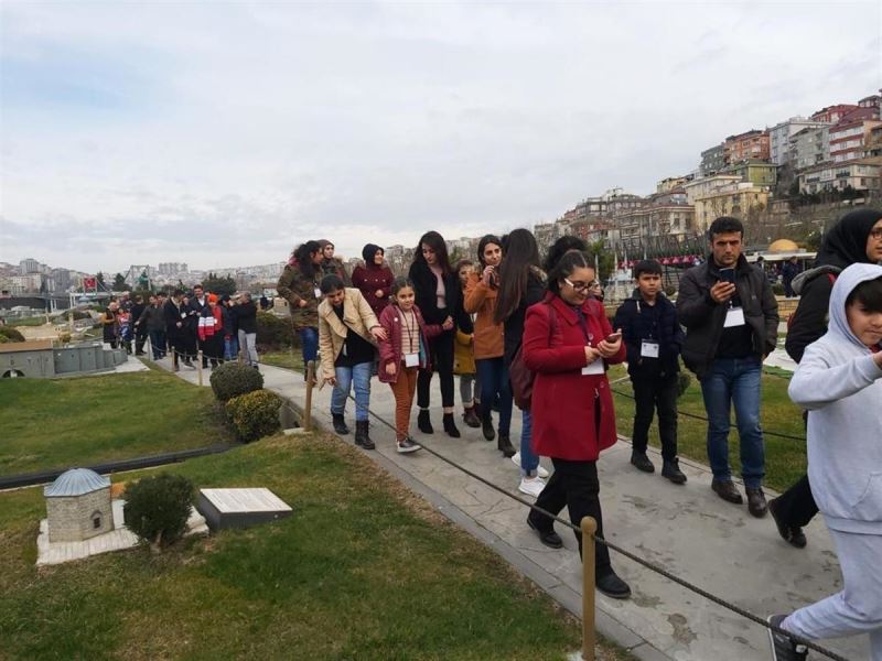 İSTANBUL´U DİNLEDİLER GÖZLERİ KAPALI