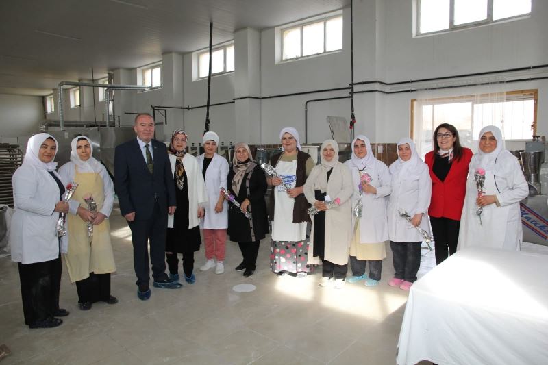 ÇALIŞAN VE ÜRETEN FEDAKAR KADINLARIMIZI GÖRMEK BİZLERİ MUTLU EDİYOR.