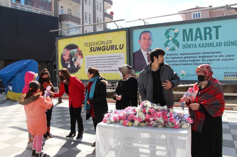 KADINLAR GÜNÜ’NDE YÜZLERCE KARANFİL DAĞITTIK.
