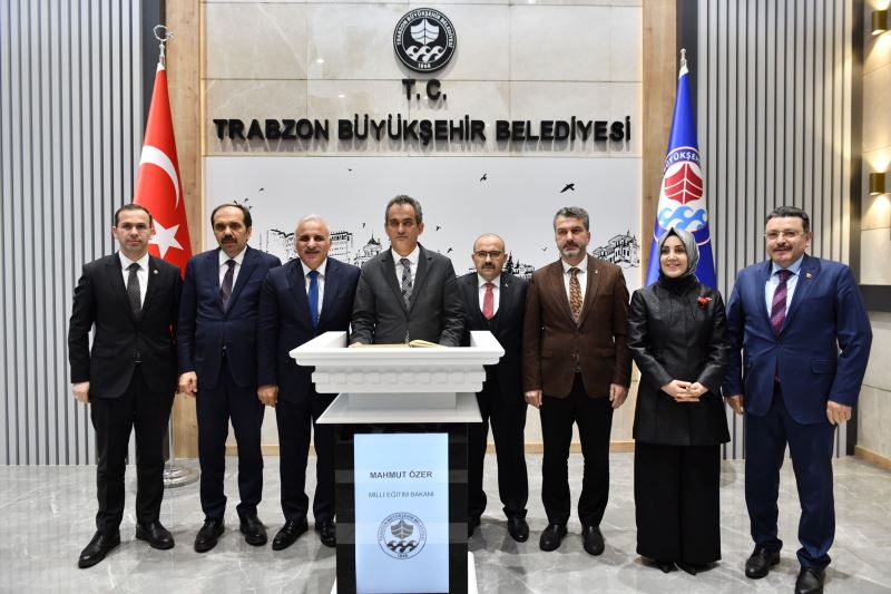 BAKAN ÖZER TRABZON’A MÜJDELERLE GELDİ
