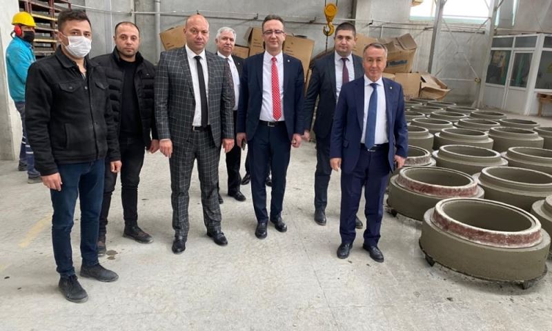 Balıkesir Heyeti, Salihli’de Kilit Parke Fabrikasını Gezdi