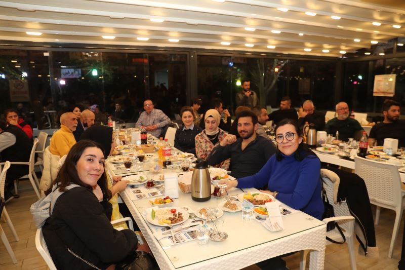 BAŞKAN HÜRRİYET HALK OYUNU EĞİTMENLERİNİ İFTARDA AĞIRLADI
