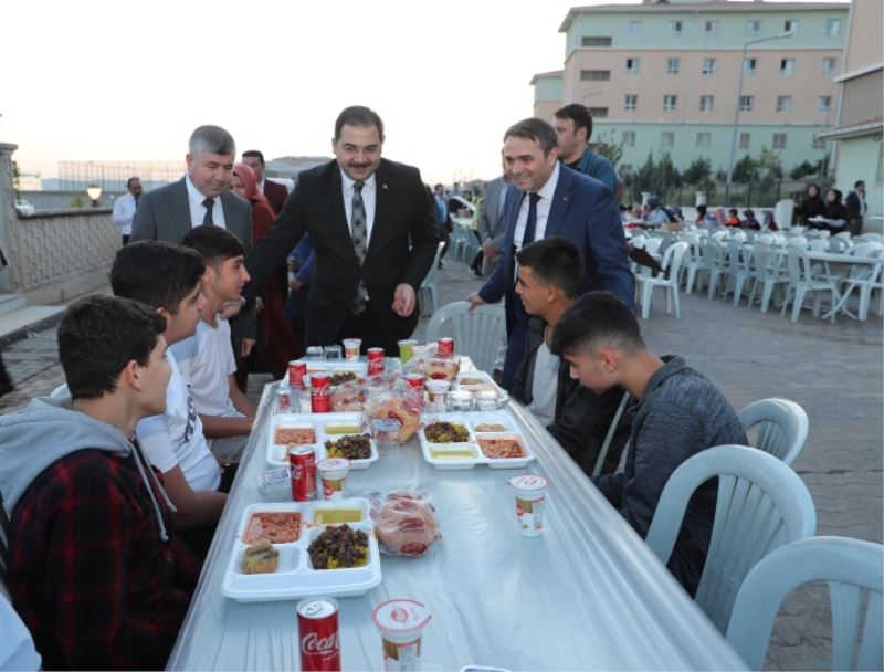 BAŞKAN CANPOLAT RAMAZANIN BEREKETİNİ GENÇLERLE PAYLAŞTI