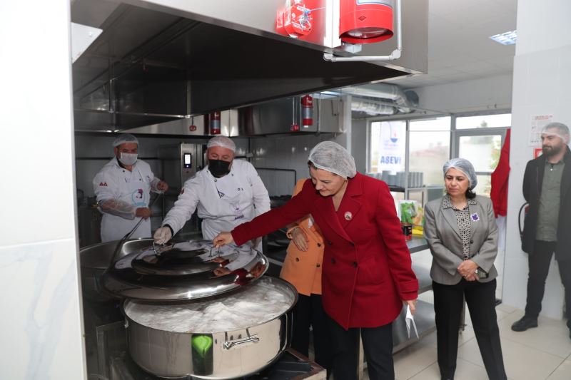 HÜRRİYET: İZMİT BELEDİYESİ AŞEVİ İLE İZMİT PAYLAŞTIKÇA GÜLÜMSEYECEK