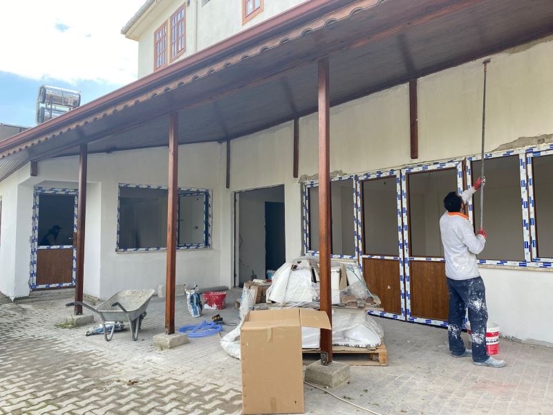 İZMİT BELEDİYESİ KARAABDÜLBAKİ MAHALLE KONAĞI’NDA TADİLAT ÇALIŞMALARINA DEVAM EDİYOR
