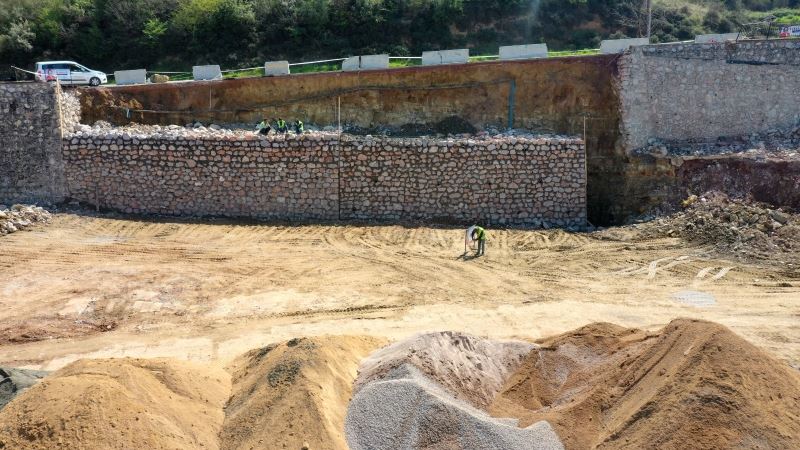 İZMİT BELEDİYESİ GÖLKAY PARK’TA ÇALIŞMALARA İSTİNAT DUVARIYLA BAŞLADI