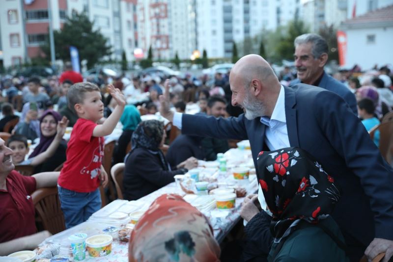 BAŞKAN ÇOLAKBAYRAKDAR, “SOFRALARIMIZ, PAYLAŞTIKÇA BEREKETLENİYOR”