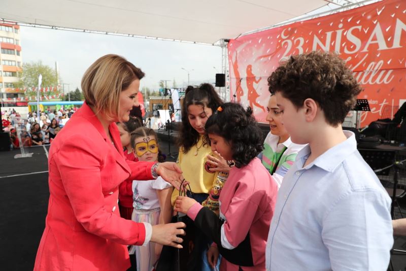İZMİT BELEDİYESİ MİNİK YETENEKLERE HEDİYELERİ 23 NİSAN’DA TAKDİM ETTİ