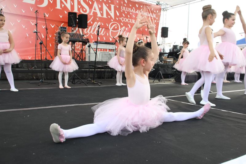 İZMİT SANAT AKADEMİSİ’NİN MİNİK DANSÇILARI 23 NİSAN GÖSTERİLERİYLE TAM NOT ALDI