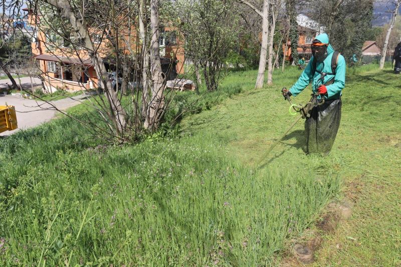 İZMİT BELEDİYESİ MAHALLELERDE TIRPAN ÇALIŞMALARINA BAŞLADI