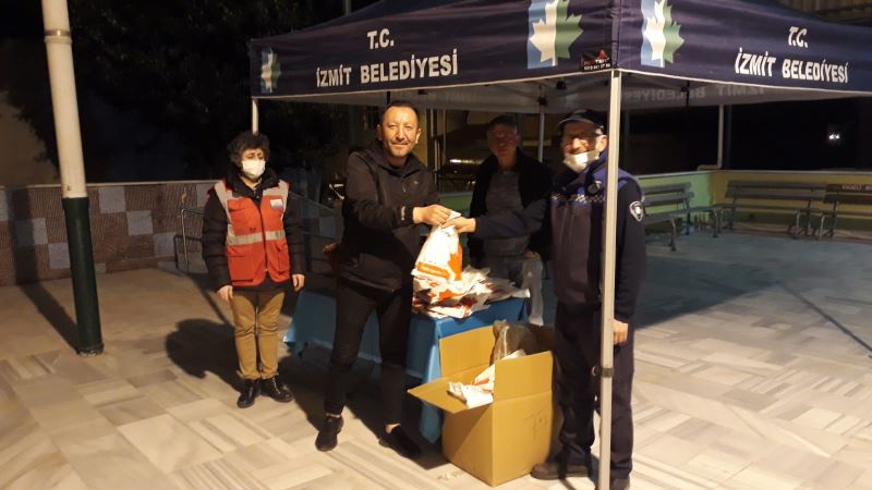 İZMİT BELEDİYESİ, İLK TERAVİHTE VATANDAŞLARA SECCADE DAĞITTI