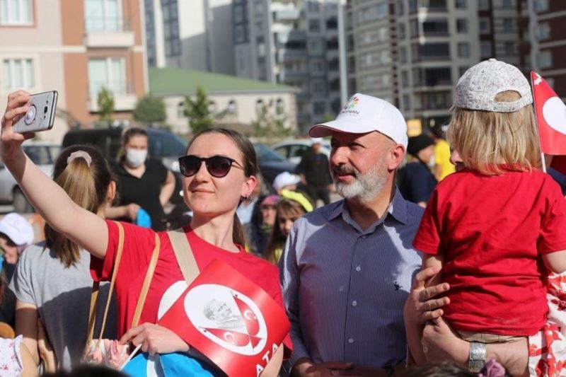 KOCASİNAN BELEDİYESİ’NİN 23 NİSAN KUTLAMASINDA ÇOCUKLAR, DOYASIYA EĞLENDİ
