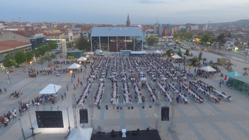 KIRŞEHİR BELEDİYESİ İFTAR YEMEĞİ CACABEY MEYDANI’NDA VERİLDİ