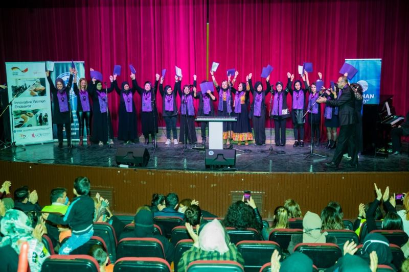 KADINLAR SAVAŞIN VE ŞİDDETİN SON BULMASINI, EMEKLERİN SÖMÜRÜLMEMESİNİ DİLEDİ