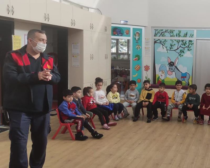 İTFAİYECİLER, MİNİK ÖĞRENCİLERE YANGIN EĞİTİMİ VERDİ