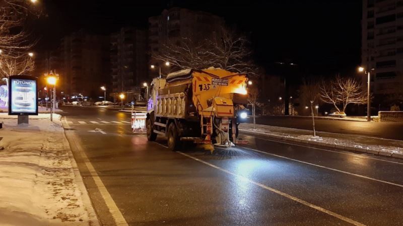 Büyükşehir’den Buzlanmaya Karşı Gece Mesaisi