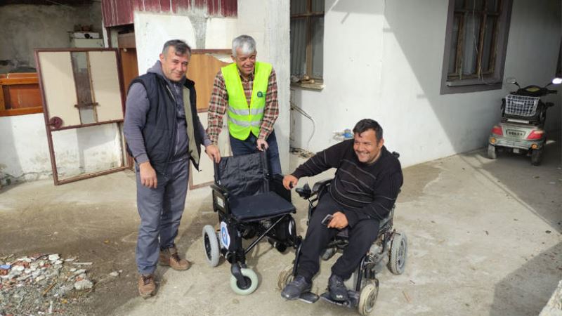 Büyükşehir’den Demreli engelli  vatandaşa tekerlekli sandalye