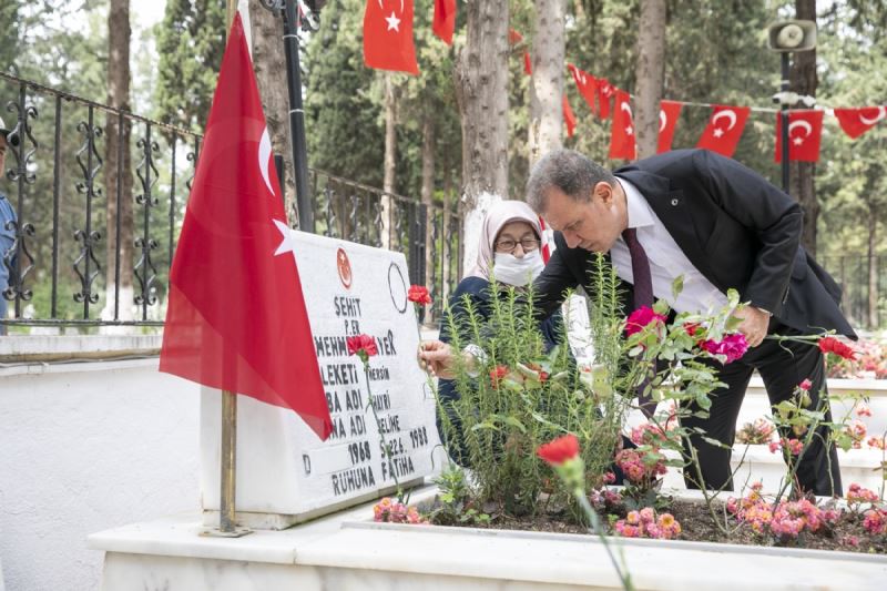 Başkan Seçer, Bayram Arifesinde Şehitliği Ziyaret Etti