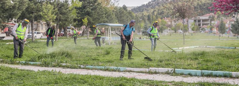 PARK VE BAHÇELERDE ÇİM BİÇME ÇALIŞMASI