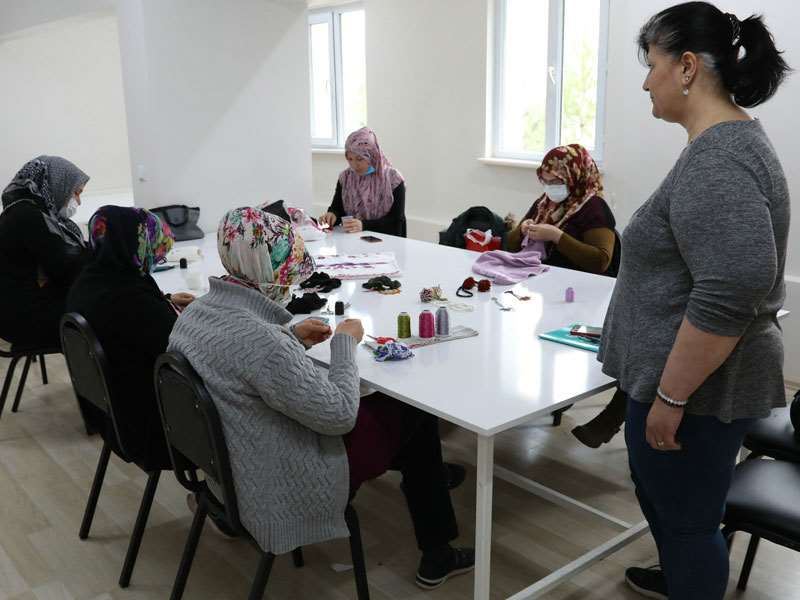 KADİR AKKAŞ HALK MERKEZİNDE İĞNE OYASI ATÖLYESİ