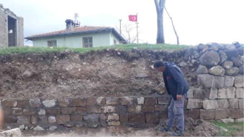 İlçemize bağlı Tahirini mahallemizde yıkılan mezar duvarları ekiplerimizce onarılmaktadır. Daha güzel İncesu için çalışıyoruz... Av. Mustafa İLMEK İncesu Belediye Başkanı