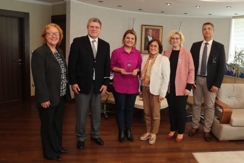 KOCAELİ TABİP ODASI’NDAN BAŞKAN HÜRRİYET’E TEŞEKKÜR PLAKETİ