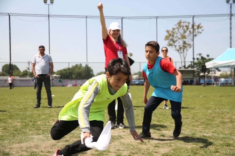 Spor şenliklerinde mendili kapan kaçtı