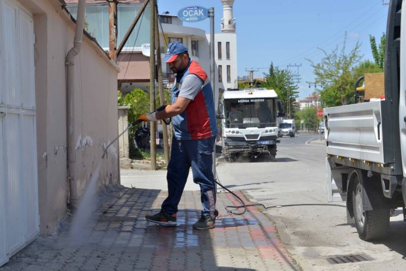 MERAM’IN CADDE VE SOKAKLARINDA BAHAR TEMİZLİĞİ