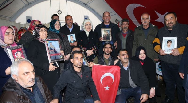 Emine Erdoğan ve Bakan Selçuk Diyarbakır Annelerini Ziyaret Etti