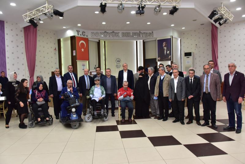 BOZÜYÜK’TE ENGELLİ GENÇLERE ASKER KINASI YAKILDI