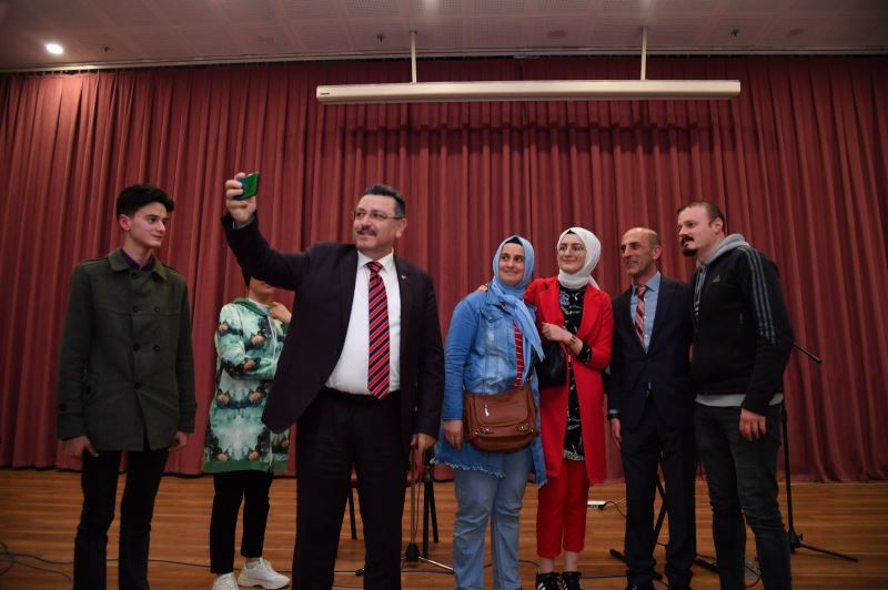 Genç, görme engellilerin sevincine ortak oldu!