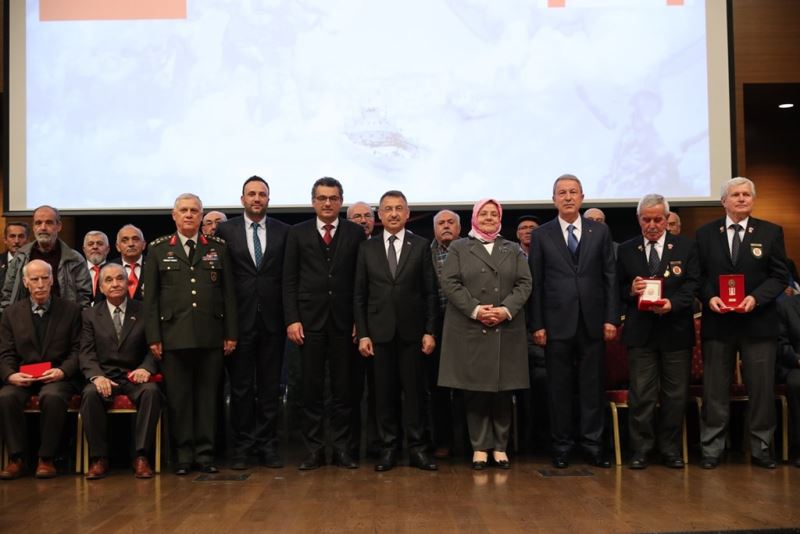 Kıbrıs Gazileri Madalyalarını Bakan Selçuk’un Elinden Aldı