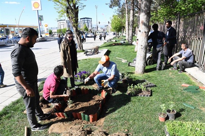 MUŞ BELEDİYESİ MEVSİMLİK ÇİÇEKLERLE ŞEHRİ SÜSLÜYOR