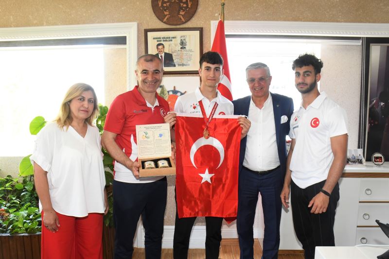 MADALYAYI KAZANDI, BAŞARIYI BAŞKANLA PAYLAŞTI