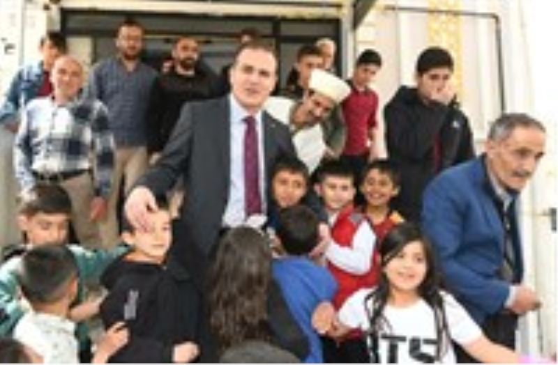 Vali/Belediye Başkan V. Sayın İdris AKBIYIK  Aksa Camii’nde kıldığı Cuma namazı çıkışında kendisini bekleyen çocuklara kitap hediye etti.