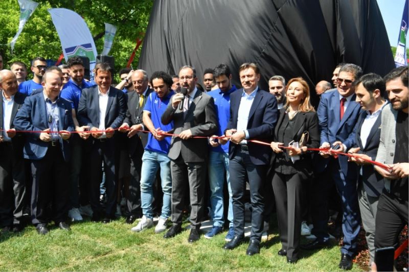 Anadolu Efes’in EuroLeague Şampiyonluk Anıtı Bahçelievler’de Açıldı