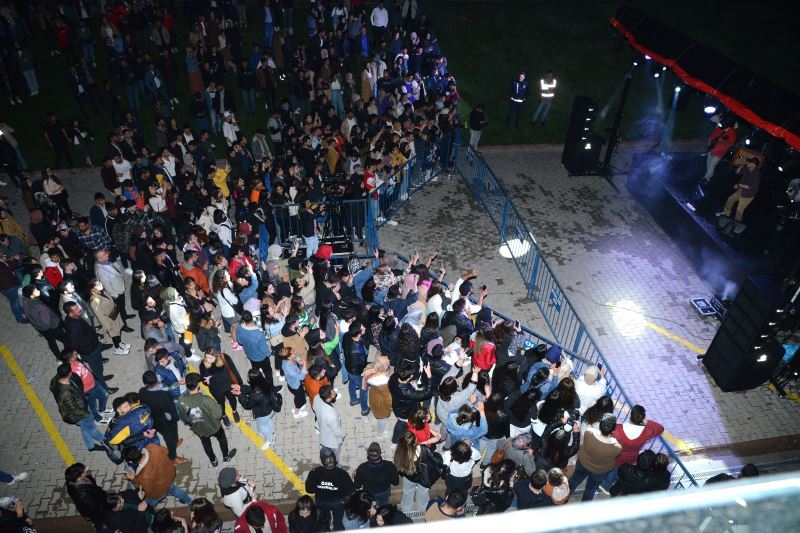 GRUP ROCK-A KONSERİ YOĞUN KATILIMLA GERÇEKLEŞTİ