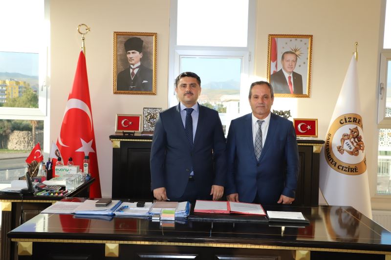 Kaymakam / Belediye Başkan V. Mehmet Tunç, “Cizre’de Eğitim İşbirliği Protokolü” Kapsamında Öğrencilerin Yoğun Çaba Sarfettiği TYT-AYT Çalışmalarında Son Hazırlıkların Yapıldığı Virajda Soru Bankaları Kitap Seti Desteğinde Bulundu.