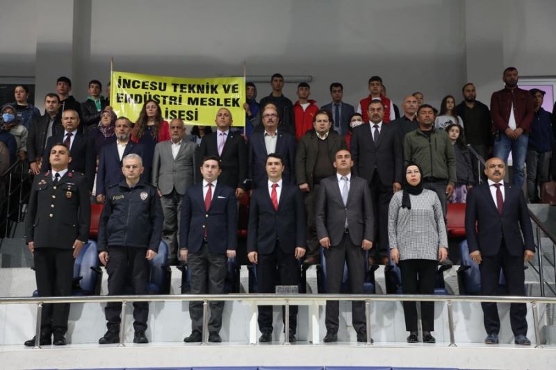 Belediye Başkanımız Av. Mustafa İLMEK, eşi Sevim İLMEK hanım ile birlikte ilçemizde düzenlenen 19 Mayıs Gençlik ve Spor Bayramı etkinliklerine katıldı.