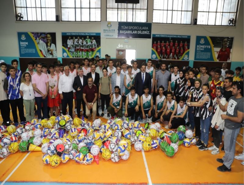 HALİLİYE’DE 19 MAYIS TURNUVASINDA KUPALAR SAHİPLERİNİ BULDU