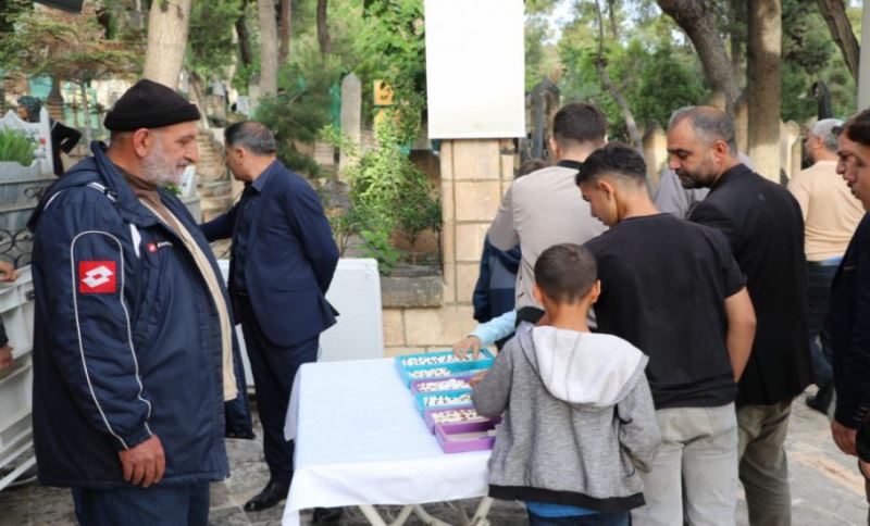 Büyükşehir’den Mezarlıklarda Lokum İkramı