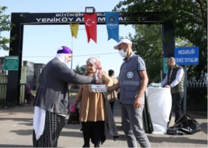 Kabir ziyareti yapan vatandaşlara şeker ve lokum ikramı