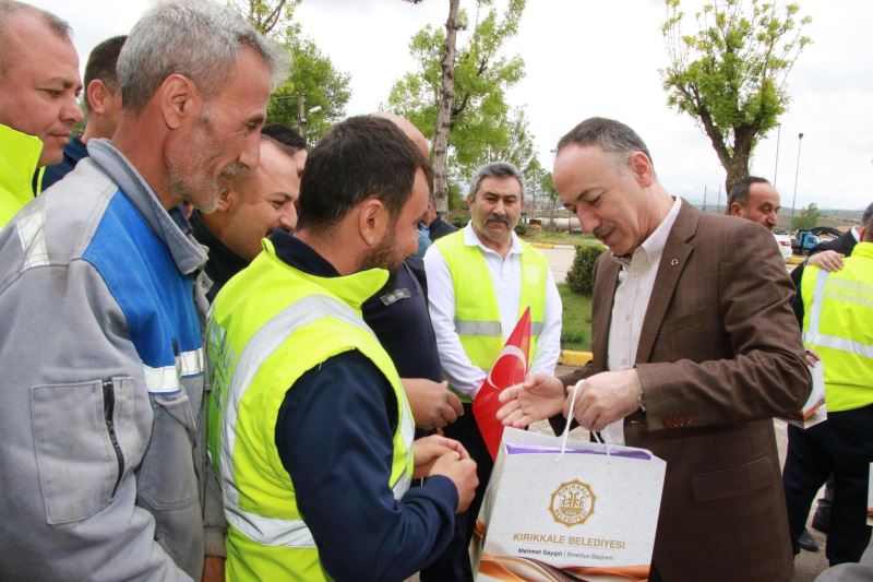 BAŞKAN SAYGILI BELEDİYE İŞÇİLERİ İLE BİR ARAYA GELDİ