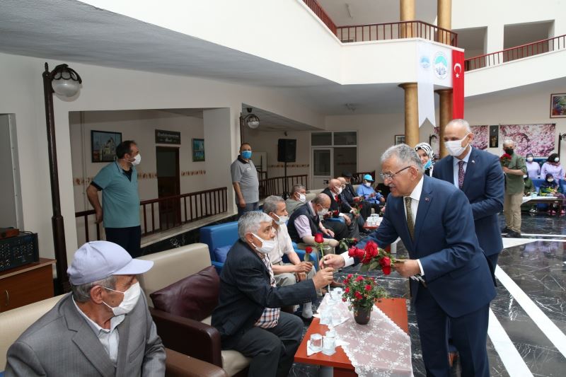 Başkan Büyükkılıç’tan Huzurevi’ne Bayram Ziyareti