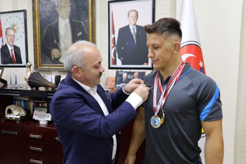 Altın Madalyalı Güreşçiye Altınlı Karşılama
