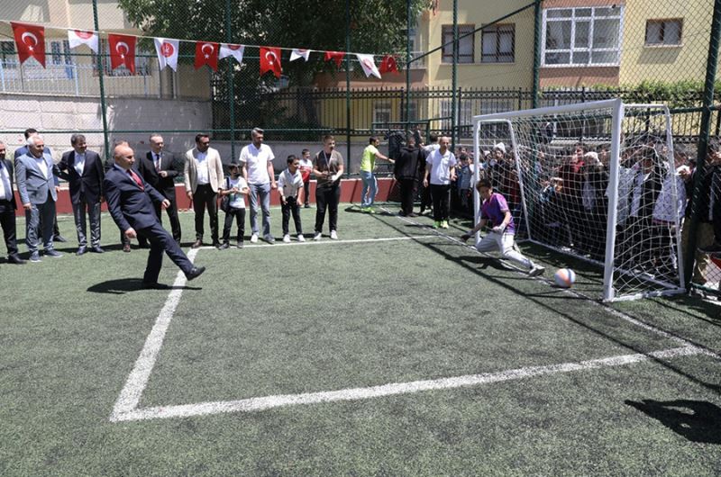 Keçiören 23 Nisan Ortaokulu yeni spor salonuna kavuştu