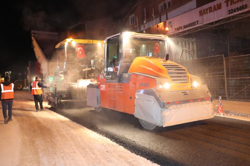 İZMİT BELEDİYESİ, TURAN GÜNEŞ CADDESİ’NDEKİ MESAİSİNE GECE GÜNDÜZ DEVAM EDİYOR