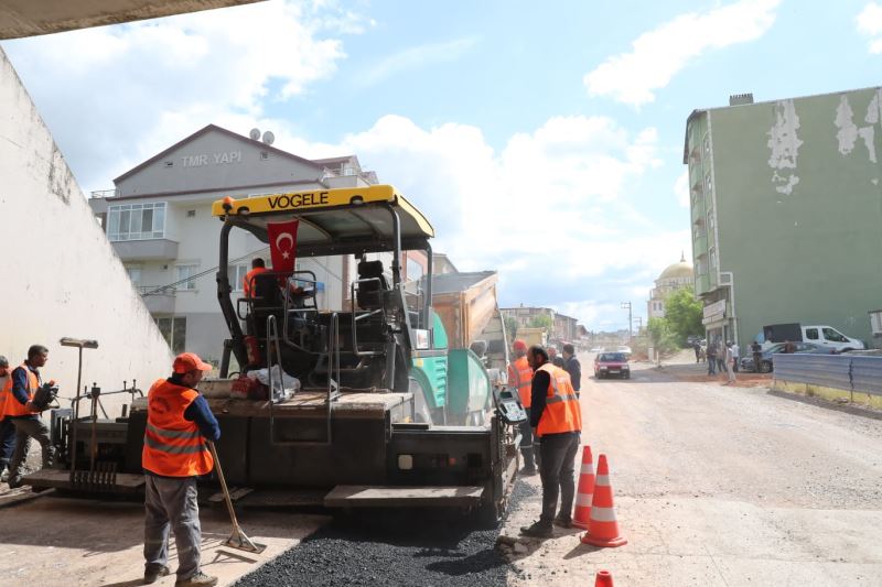 İZMİT BELEDİYESİ TURAN GÜNEŞ’TE KOMPLE ASFALT SERİMİNE BAŞLADI