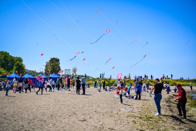 GÖKYÜZÜ UÇURTMALARLA DAHA GÜZEL GÖRÜNDÜ